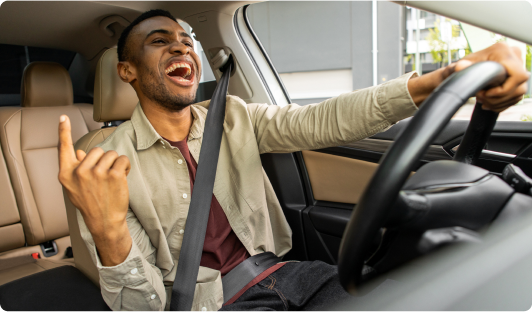 Homem comemorando enquanto dirige o carro